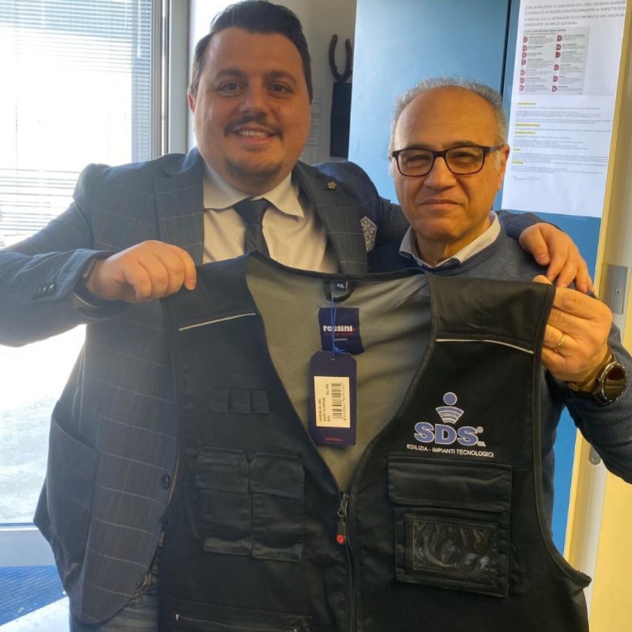 Consegna del gilet da lavoro personalizzato SDS