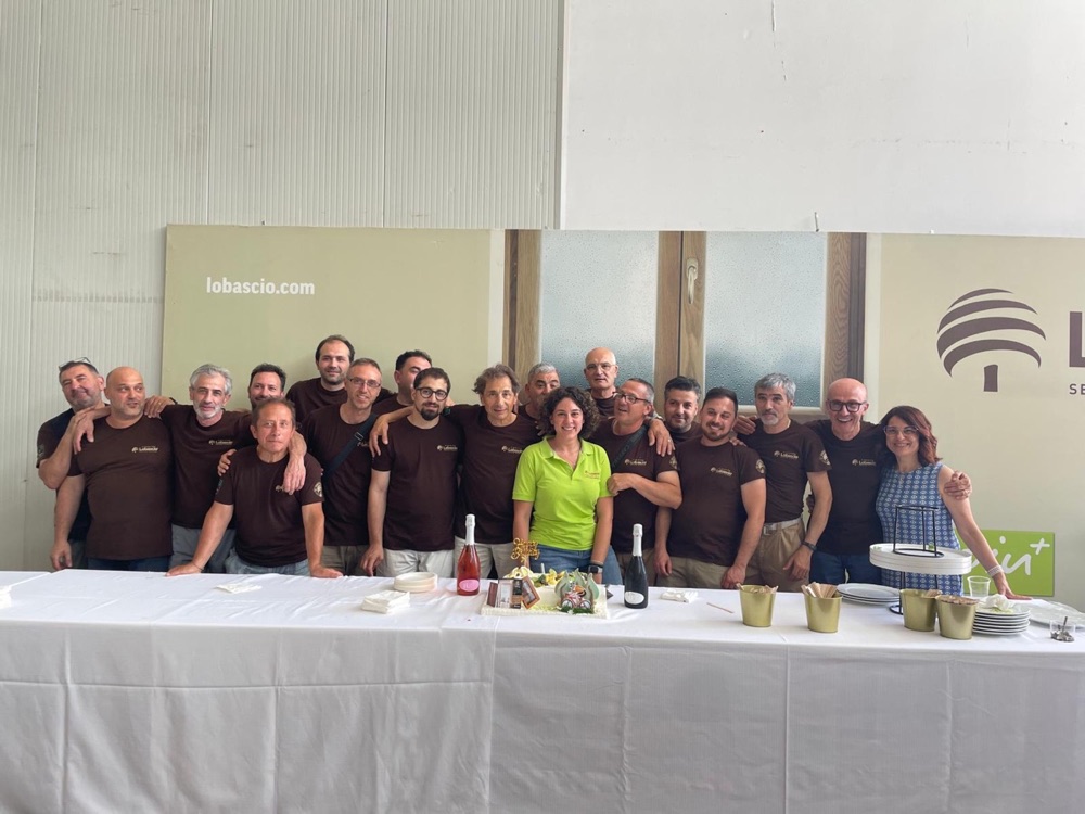 La squadra Lobascio al completo con la maglia aziendale
